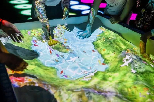 桌面互動(dòng)投影的優(yōu)點(diǎn)和應(yīng)用插圖